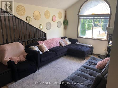 562 Erinbrook Drive, Kitchener, ON - Indoor Photo Showing Living Room