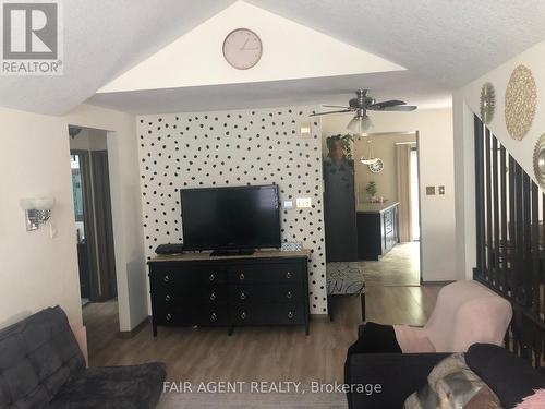 562 Erinbrook Drive, Kitchener, ON - Indoor Photo Showing Living Room