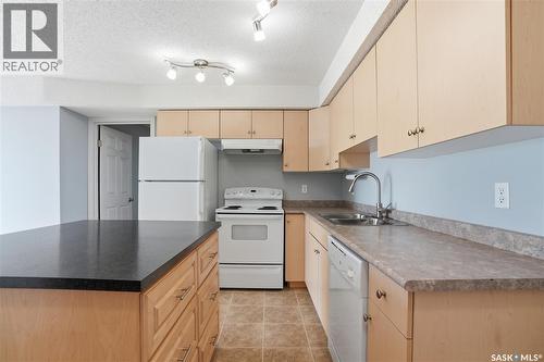 107 303 Lowe Road, Saskatoon, SK - Indoor Photo Showing Kitchen With Double Sink