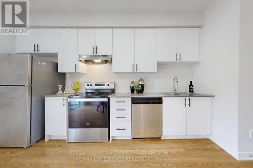 384 Okanagan Path, Oshawa, ON - Indoor Photo Showing Kitchen