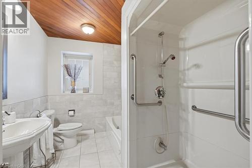 438 Glasgow Street, Kitchener, ON - Indoor Photo Showing Bathroom