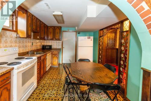 3314 Strabane Drive, Mississauga, ON - Indoor Photo Showing Kitchen