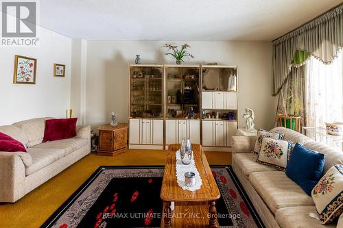 3314 Strabane Drive, Mississauga, ON - Indoor Photo Showing Living Room