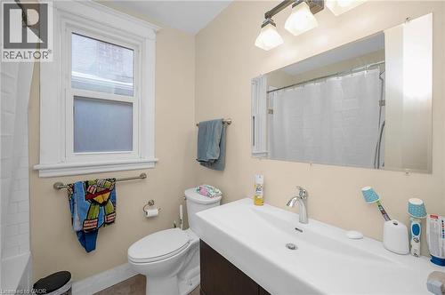 246 Ottawa Street S, Hamilton, ON - Indoor Photo Showing Bathroom