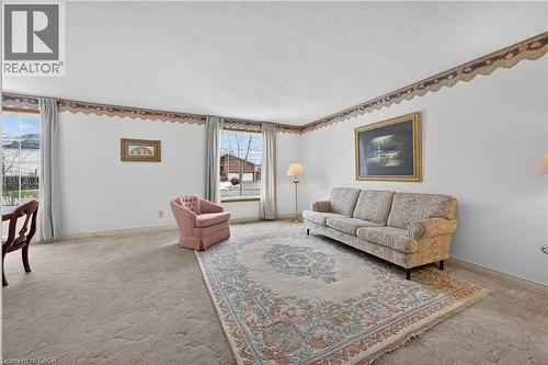 4 Hunter Road, Grimsby, ON - Indoor Photo Showing Living Room