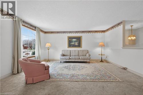 4 Hunter Road, Grimsby, ON - Indoor Photo Showing Living Room