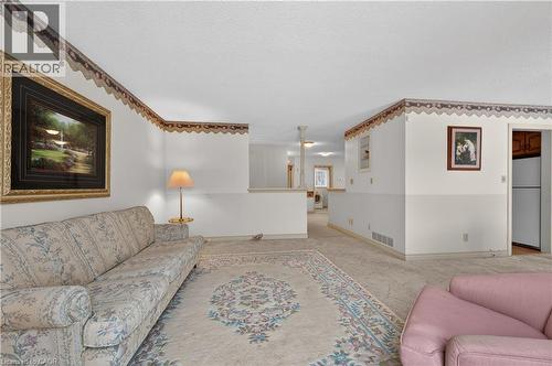 4 Hunter Road, Grimsby, ON - Indoor Photo Showing Living Room