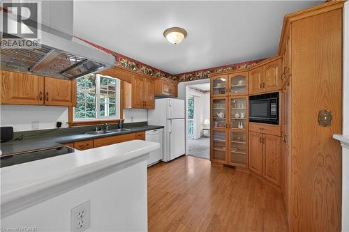 4 Hunter Road, Grimsby, ON - Indoor Photo Showing Kitchen With Double Sink