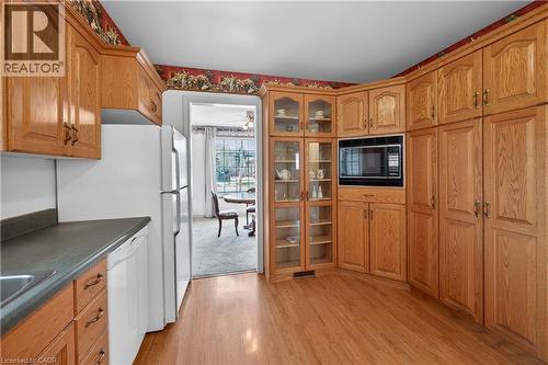 4 Hunter Road, Grimsby, ON - Indoor Photo Showing Kitchen