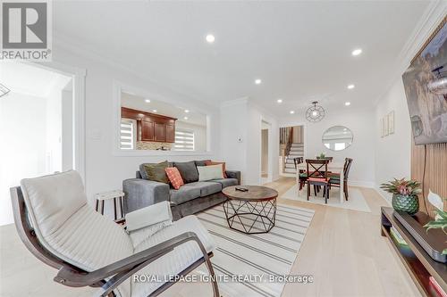 4023 Bishopstoke Lane, Mississauga, ON - Indoor Photo Showing Living Room