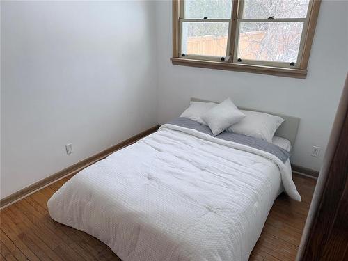 656 Renfrew Street, Winnipeg, MB - Indoor Photo Showing Bedroom