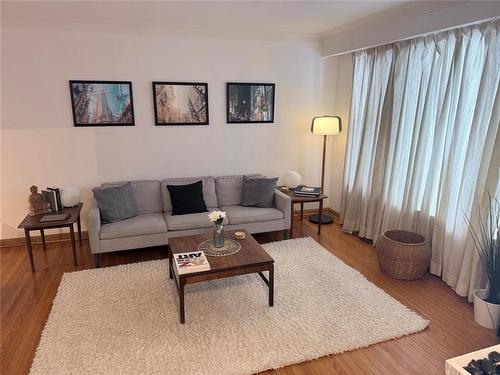 656 Renfrew Street, Winnipeg, MB - Indoor Photo Showing Living Room