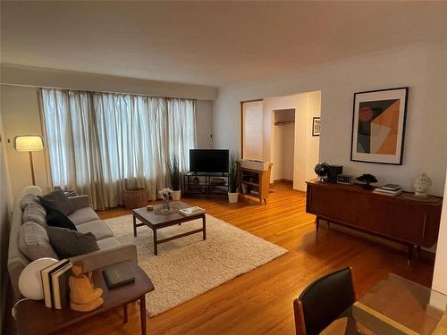 656 Renfrew Street, Winnipeg, MB - Indoor Photo Showing Living Room