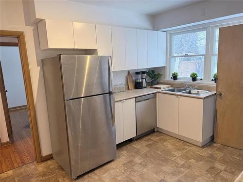 656 Renfrew Street, Winnipeg, MB - Indoor Photo Showing Kitchen With Double Sink