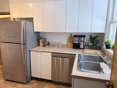 656 Renfrew Street, Winnipeg, MB - Indoor Photo Showing Kitchen With Double Sink