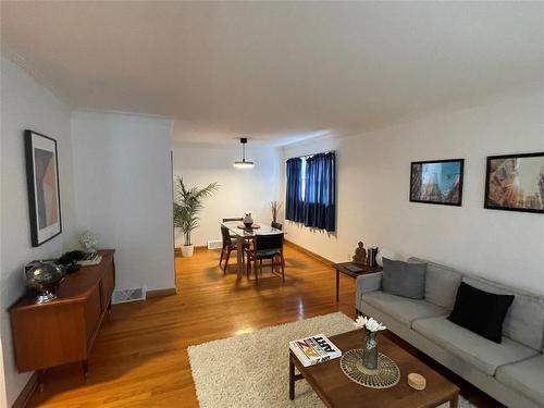 656 Renfrew Street, Winnipeg, MB - Indoor Photo Showing Living Room