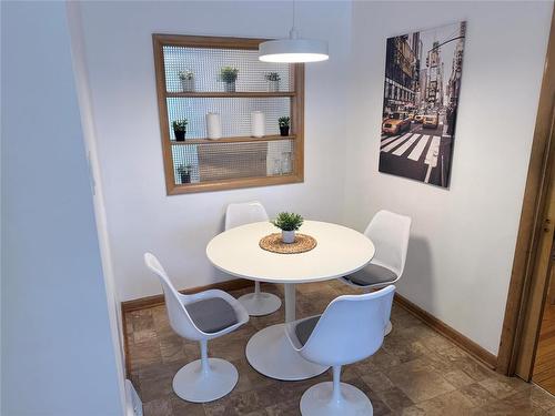656 Renfrew Street, Winnipeg, MB - Indoor Photo Showing Dining Room