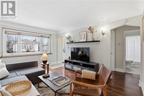 32 Audrey Street, Hamilton, ON - Indoor Photo Showing Living Room