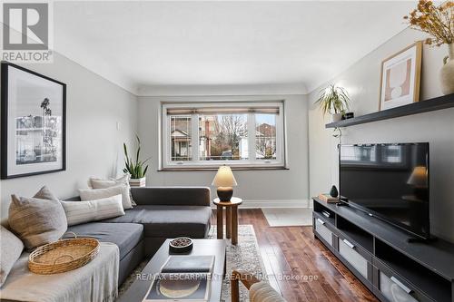 32 Audrey Street, Hamilton, ON - Indoor Photo Showing Living Room