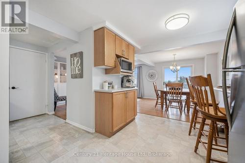 425 Misty Crescent, Kitchener, ON - Indoor Photo Showing Kitchen
