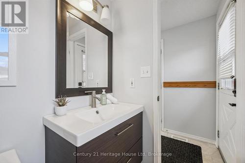 425 Misty Crescent, Kitchener, ON - Indoor Photo Showing Bathroom