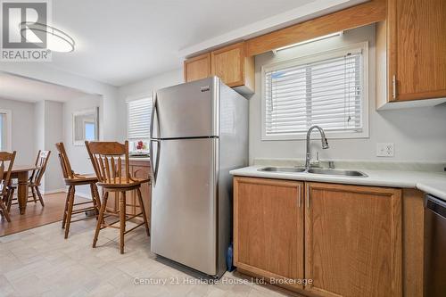 425 Misty Crescent, Kitchener, ON - Indoor Photo Showing Kitchen