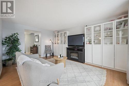 425 Misty Crescent, Kitchener, ON - Indoor Photo Showing Living Room With Fireplace