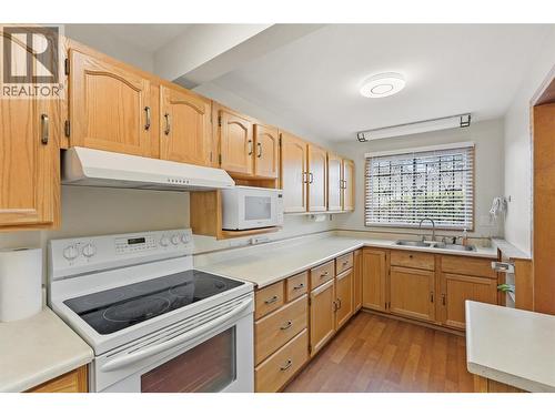 376 Alexander Avenue, Kamloops, BC - Indoor Photo Showing Kitchen With Double Sink