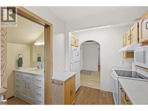 376 Alexander Avenue, Kamloops, BC - Indoor Photo Showing Kitchen