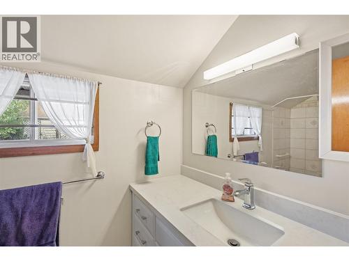 376 Alexander Avenue, Kamloops, BC - Indoor Photo Showing Bathroom