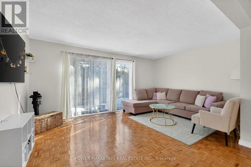 104 Bannerhill, Ottawa, ON - Indoor Photo Showing Living Room