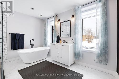 2061 Lajoie Street, Alfred And Plantagenet, ON - Indoor Photo Showing Bathroom