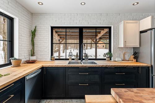 Cuisine - 2658 Rue De Champlain, Dunham, QC - Indoor Photo Showing Kitchen With Double Sink