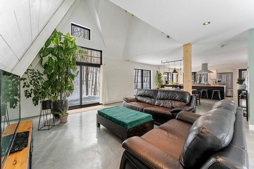 Salon - 2658 Rue De Champlain, Dunham, QC - Indoor Photo Showing Other Room