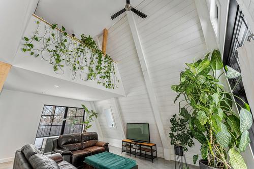 Salon - 2658 Rue De Champlain, Dunham, QC - Indoor