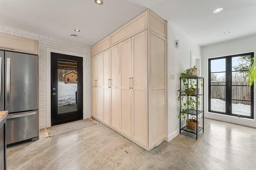 Entrée extérieure - 2658 Rue De Champlain, Dunham, QC - Indoor Photo Showing Other Room