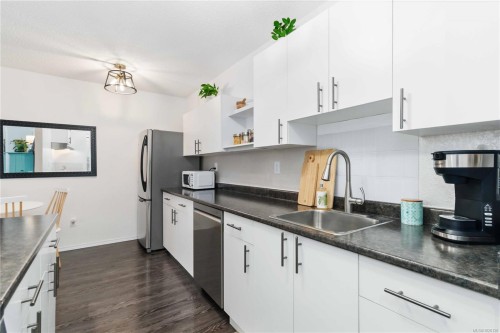 308-3225 Eldon Pl, Saanich, BC - Indoor Photo Showing Kitchen
