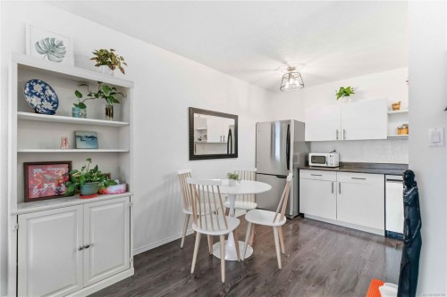 308-3225 Eldon Pl, Saanich, BC - Indoor