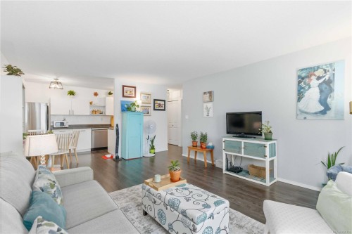 308-3225 Eldon Pl, Saanich, BC - Indoor Photo Showing Living Room