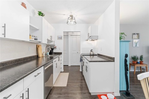 308-3225 Eldon Pl, Saanich, BC - Indoor Photo Showing Kitchen