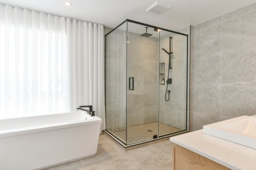 Salle de bains attenante à la CCP - 17085 Rue Du Corail, Mirabel, QC - Indoor Photo Showing Bathroom