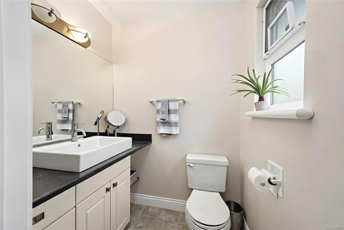 321 Wireless Rd, Comox, BC 