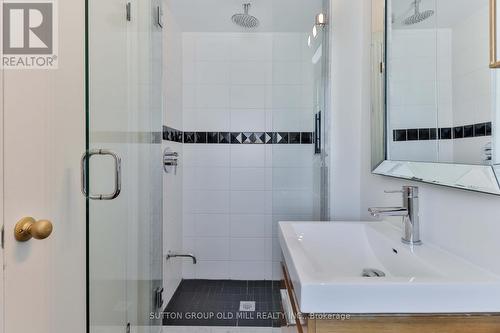 15 Manorhampton Drive, Toronto, ON - Indoor Photo Showing Bathroom