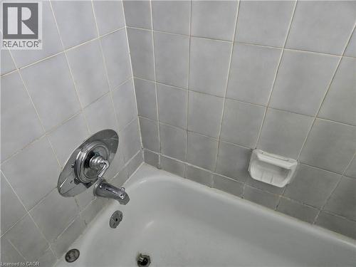 111 Park Row N, Hamilton, ON - Indoor Photo Showing Bathroom