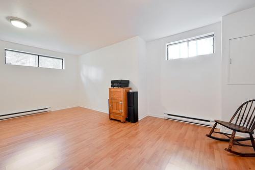 Salle familiale - 654 Av. Pine, Saint-Lambert, QC 