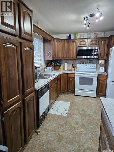 101 3Rd Street W, Leader, SK - Indoor Photo Showing Kitchen