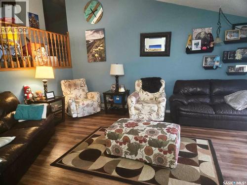 101 3Rd Street W, Leader, SK - Indoor Photo Showing Living Room