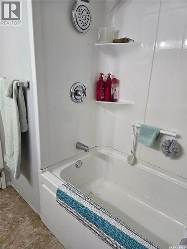 101 3Rd Street W, Leader, SK - Indoor Photo Showing Bathroom