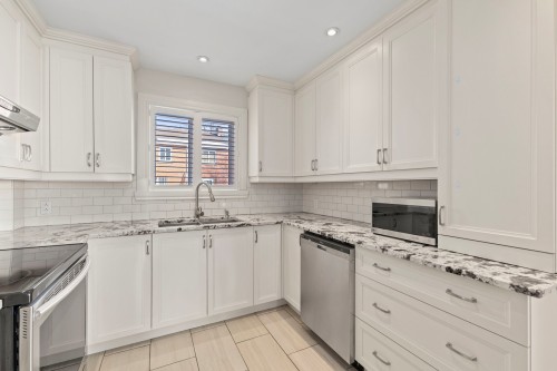 Kitchen - 325 Rue Gratton, Montréal (Saint-Laurent), QC - Indoor Photo Showing Kitchen