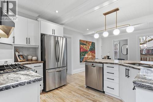 1161 Lockhart Road, Burlington, ON - Indoor Photo Showing Kitchen With Double Sink With Upgraded Kitchen
